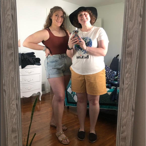 Meet your Posher, Amanda - Picture 3 of 8